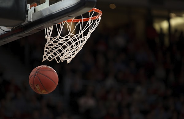 NBA比赛中球员隔人暴扣的震撼瞬间视频封面